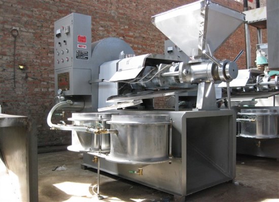 Инженеры компании Henan Doing испытали усовершенствованный масляный пресс для подсолнечного масла.